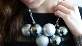 Направете си коледен гердан с топки