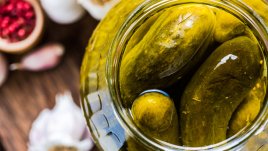 Защо да не изхвърляте водата от киселите краставички? 