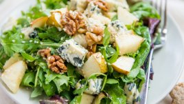 Салата с рукола, круши и синьо сирене