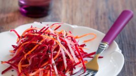 Витаминна салата с цвекло, ряпа и ябълка