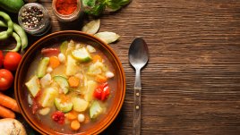 Пилешка супа с тиквички и моркови 