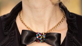 Красиво колие с панделка и кристали