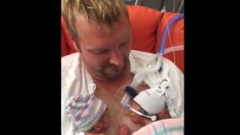 Преждевременно родени близнаци се държат за ръце (видео)