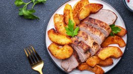 Свински котлети с шалот и ябълки