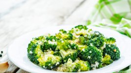 Запечени броколи с лимонов сок и чесън