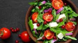 Салата с рукола, козе сирене и червен касис