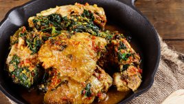 Задушени пилешки бутчета с кейл