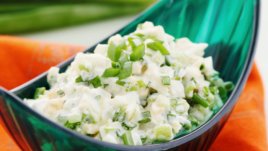 Салата с яйца, праз лук и майонеза