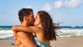 Знаете ли, че... прекарваме по 1 час в прегръдки месечно?