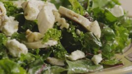 Свежа салата с къдраво зеле и пилешко