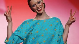 Ярки цветове и брошки с камъни от Prada за есен-зима 2015/2016