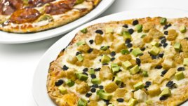 Лесна пица с авокадо, пилешко и синьо сирене