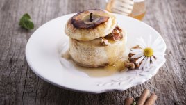 Печени ябълки с орехи и стафиди