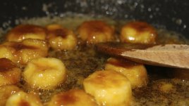 Банани с карамелен маслен сос