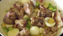 Агнешко с лук и бадеми