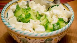 Лека салата с краставици и сирене