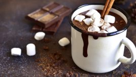 Горещ шоколад със сметана и маршмелоу