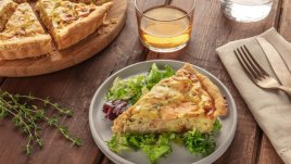 Киш със сьомга и чедър 