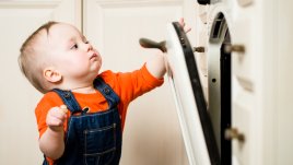 Обезопасяване на дома за малки деца