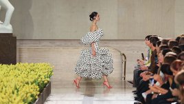 Точки, цветя и ефирност: Новата колекция на Carolina Herrera за пролет/лято 2027 (+Снимки)