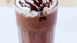 Фрапе с ягодов сладолед и шоколад