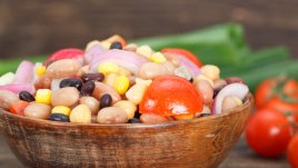 Салата с царевица, боб и зеленчуци