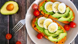 Тост с авокадо, яйце и домати