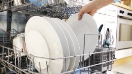 Защо съдовете излизат мръсни от миялната?