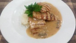 Свински каренца с гъби и сметана