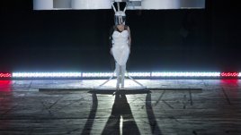 Лейди Гага се появи с летяща рокля