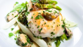 Рибено филе със сос от домат и босилек