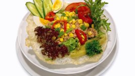 Салата от риба с морков, кисели краставички и ябълка