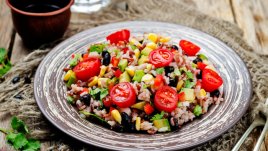 Салата с киноа, царевица и авокадо