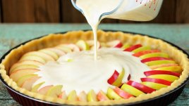 Ябълков десерт със сметана, стафиди и бадеми