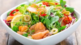 Салата с пушена сьомга и спанак 