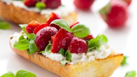 Брускети с козе сирене и ягоди