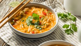 Тайландска пилешка супа с къри и кокос