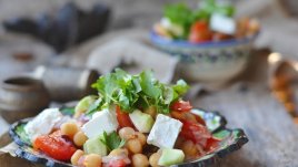 Салата с боб и нахут