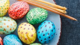 Рисуване на великденски яйца с восък