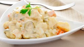 Салата с грах, бекон и майонеза