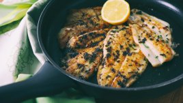 Бяла риба на скара с моркови и лук