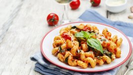 Паста с домати, моцарела и червено вино