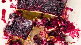 Лесен сладкиш с малини и къпини