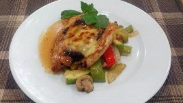 Пилешко с маслинова паста и зеленчуци