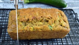 Солен кекс с тиквички, пармезан и подправки