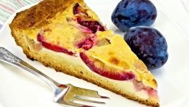 Маслен сладкиш със сини сливи 