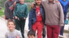 Деца с усмивка, но без родители