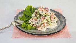 Бърза протеинова салата с кисело мляко