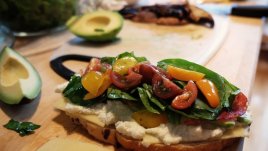 Сандвич с бекон, авокадо и спанак