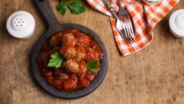 Кюфтенца с доматен сос